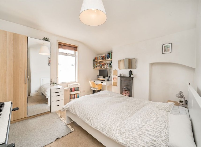 Properties for sale in Oaklands Road - W7 1HS view9