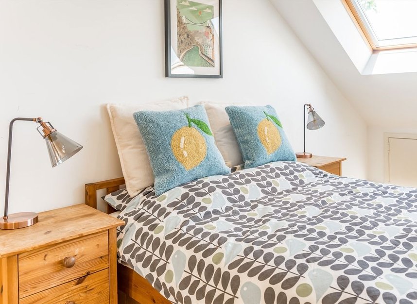 Properties for sale in Oaklands Road - W7 1HS view10