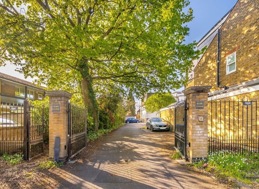 Properties for sale in Park Close - KT2 6DW view1