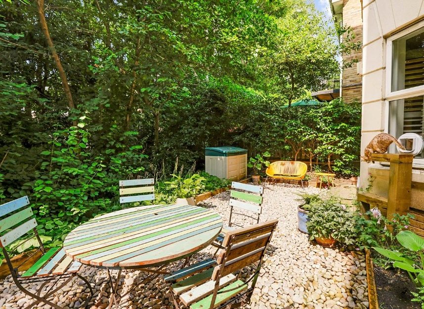 Flat for sale in Penners Gardens, Surbiton, KT6 (Ref 205807) Dexters