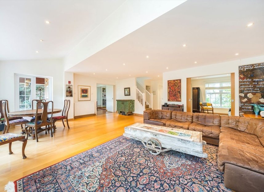 Properties for sale in Peregrine Way - SW19 4RN view5