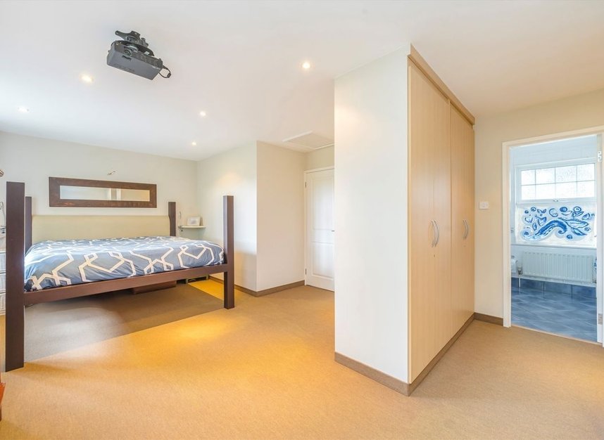 Properties for sale in Peregrine Way - SW19 4RN view10