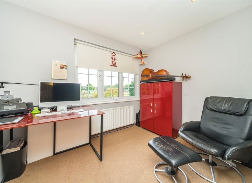 Properties for sale in Peregrine Way - SW19 4RN view11