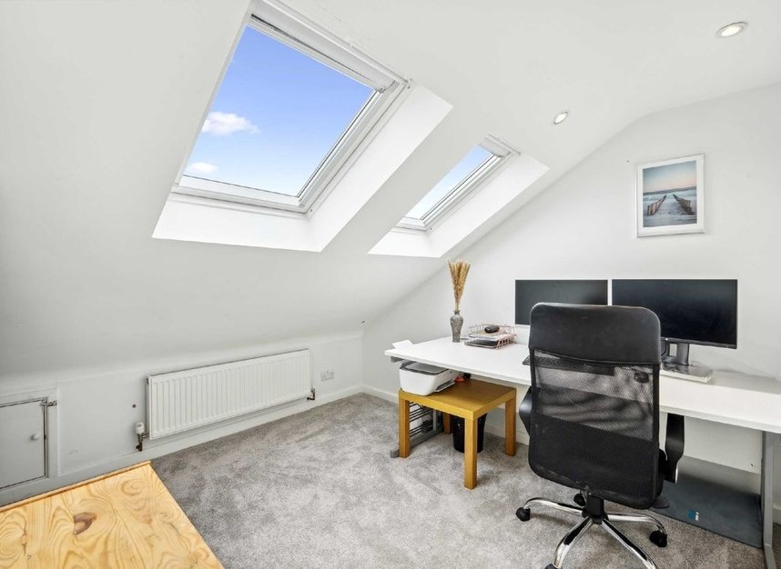 Flat for sale in Pitcairn Road, Mitcham, CR4 (Ref 222370) Dexters