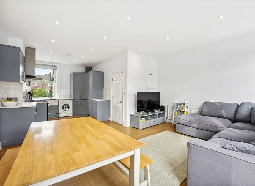 Flat for sale in Pitcairn Road, Mitcham, CR4 (Ref 222370) Dexters