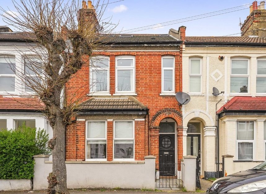 Flat for sale in Pitcairn Road, Mitcham, CR4 (Ref 222370) Dexters