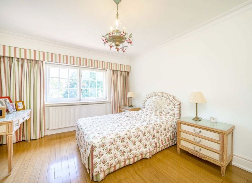 Properties for sale in Queen Annes Gardens - W4 1TU view5