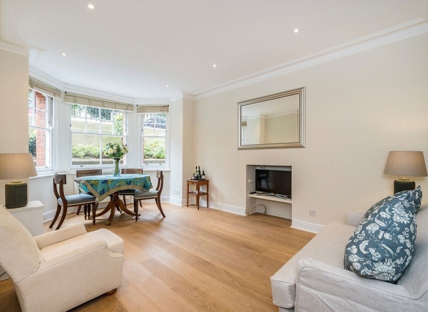 Properties for sale in Queen's Club Gardens - W14 9TB view2