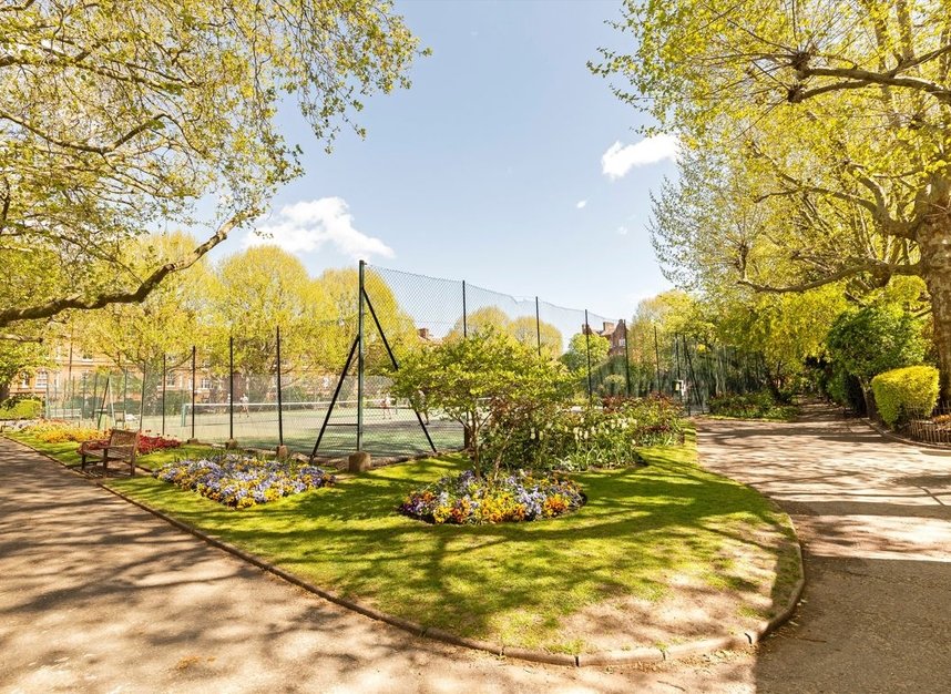 Properties for sale in Queen's Club Gardens - W14 9TB view6