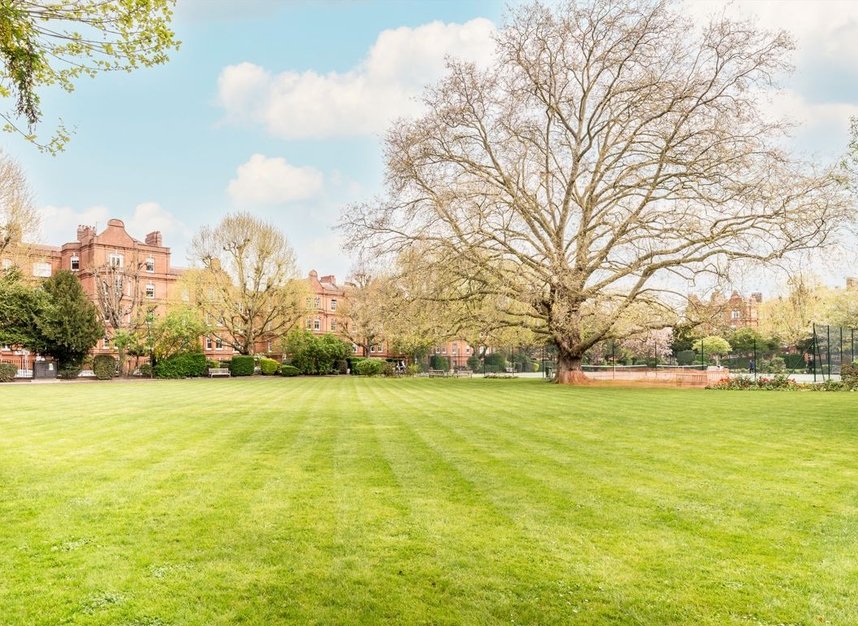 Properties for sale in Queen's Club Gardens - W14 9TB view9