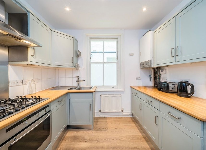 Properties for sale in Queen's Club Gardens - W14 9TB view3