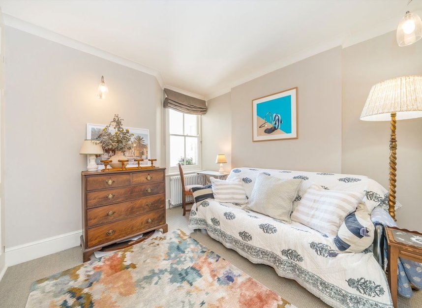 Properties for sale in Queen's Club Gardens - W14 9TW view5