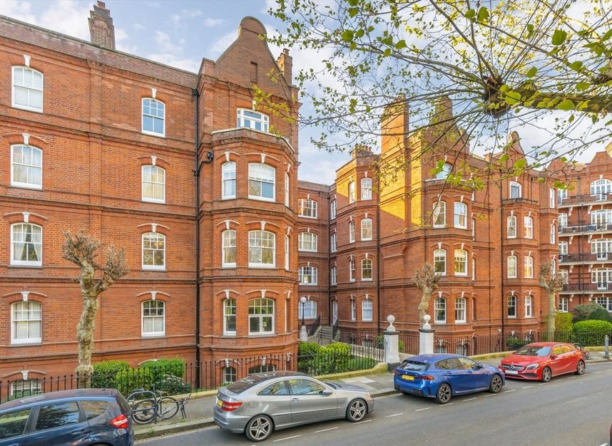 Properties for sale in Queen's Club Gardens - W14 9TW view7