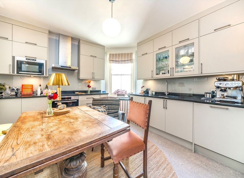 Properties for sale in Queen's Club Gardens - W14 9TW view3