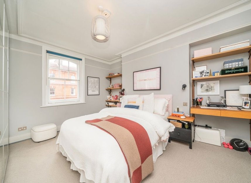 Properties for sale in Queen's Club Gardens - W14 9RJ view4