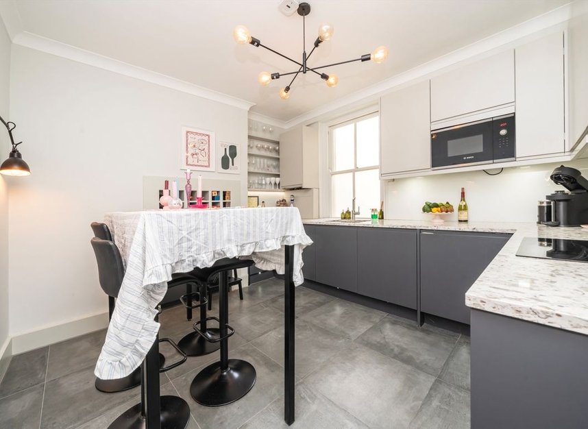 Properties for sale in Queen's Club Gardens - W14 9RJ view3