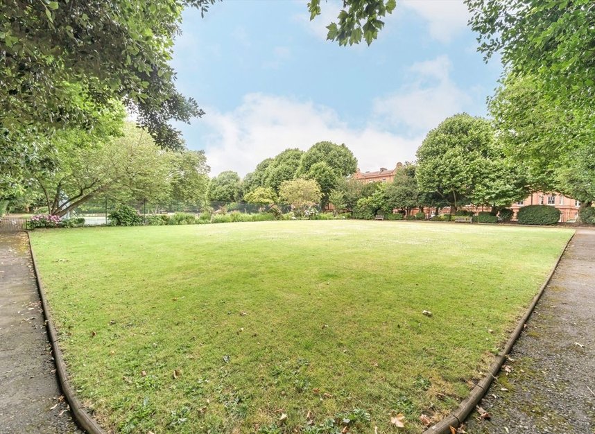 Properties for sale in Queen's Club Gardens - W14 9SJ view7
