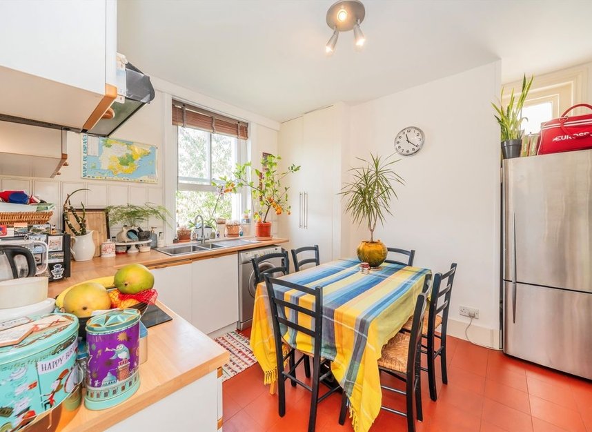 Properties for sale in Queen's Club Gardens - W14 9SJ view3