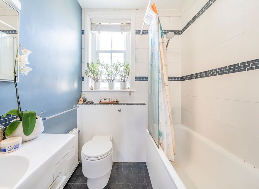 Properties for sale in Queen's Club Gardens - W14 9SJ view5
