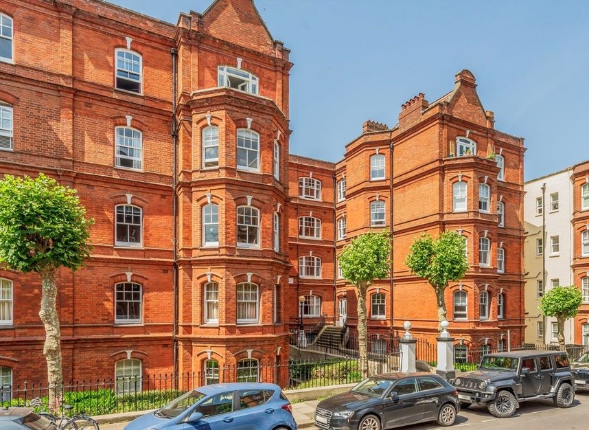 Properties for sale in Queen's Club Gardens - W14 9SJ view1