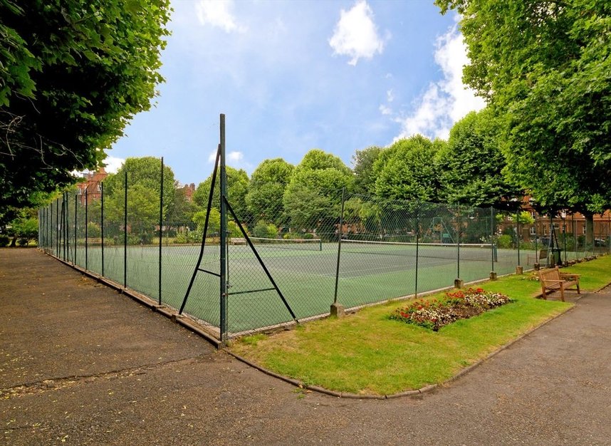 Properties for sale in Queen's Club Gardens - W14 9SJ view6