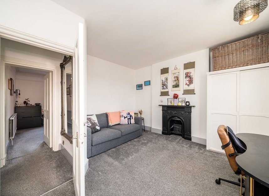 Properties for sale in Queen's Club Gardens - W14 9RR view2