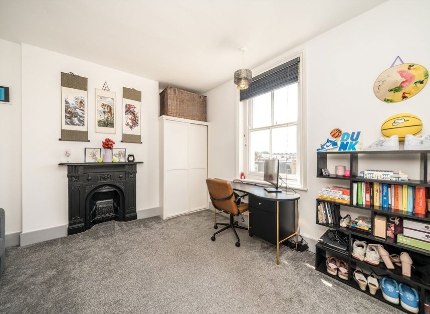 Properties for sale in Queen's Club Gardens - W14 9RR view6