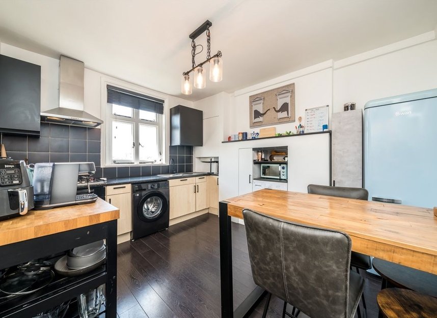 Properties for sale in Queen's Club Gardens - W14 9RR view7