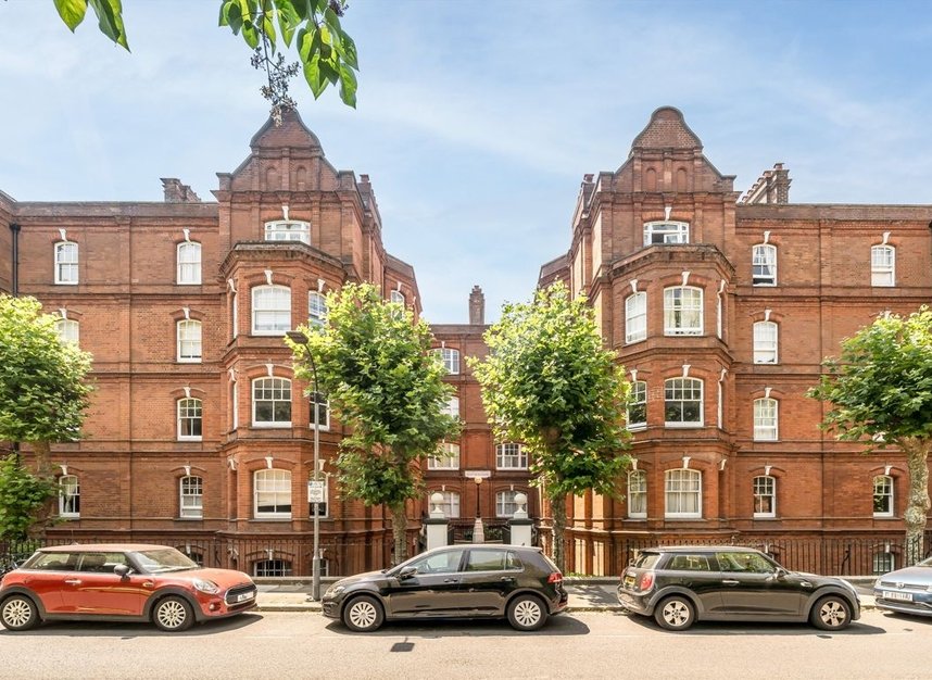 Properties for sale in Queen's Club Gardens - W14 9RR view1