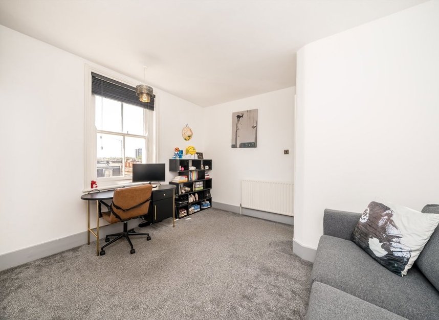 Properties for sale in Queen's Club Gardens - W14 9RR view3