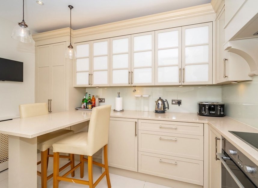Properties for sale in Queen's Club Gardens - W14 9TF view9