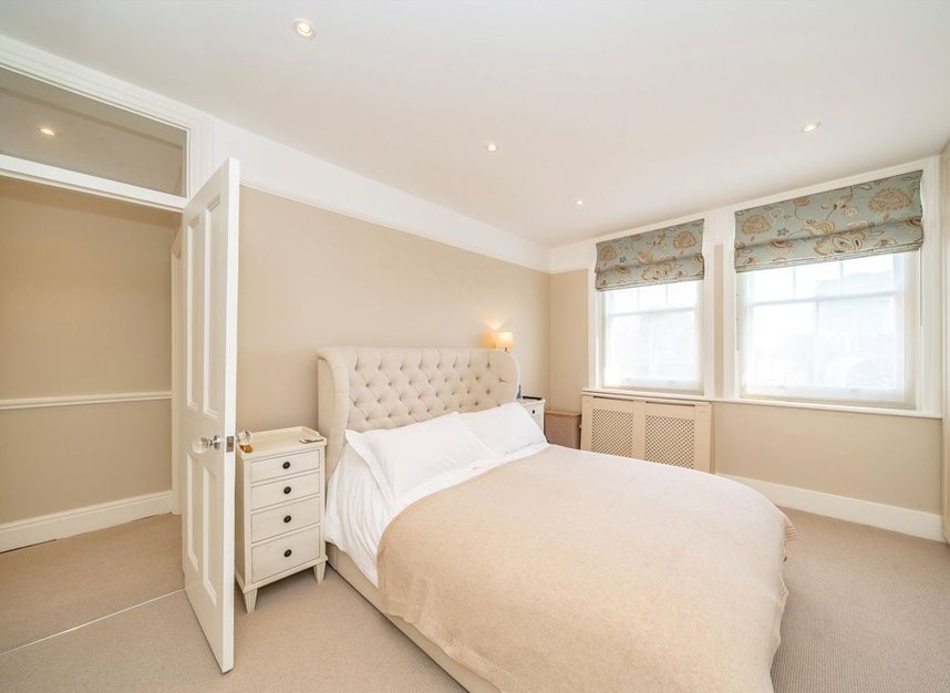Properties for sale in Queen's Club Gardens - W14 9TF view6