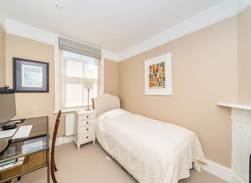 Properties for sale in Queen's Club Gardens - W14 9TF view7