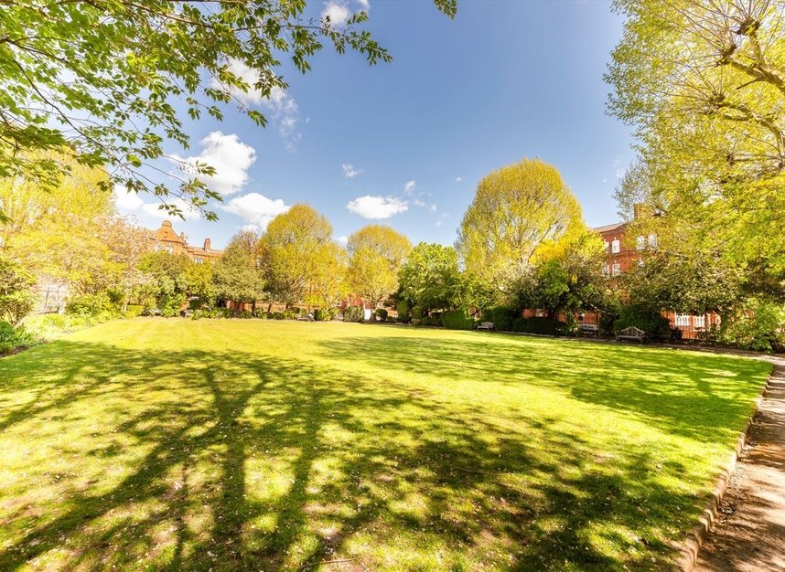 Properties for sale in Queen's Club Gardens - W14 9TF view4