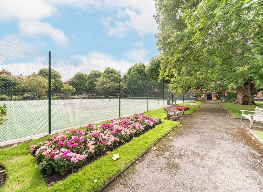 Properties for sale in Queen's Club Gardens - W14 9TF view5