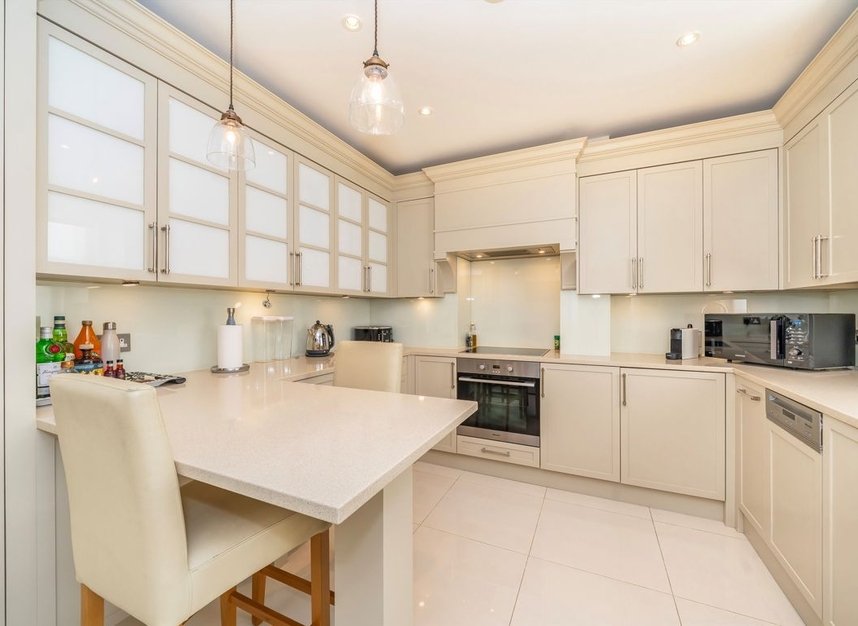Properties for sale in Queen's Club Gardens - W14 9TF view8
