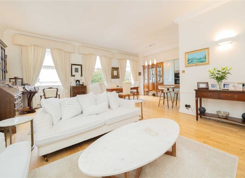 Properties for sale in Queen's Gate Gardens - SW7 5RR view2