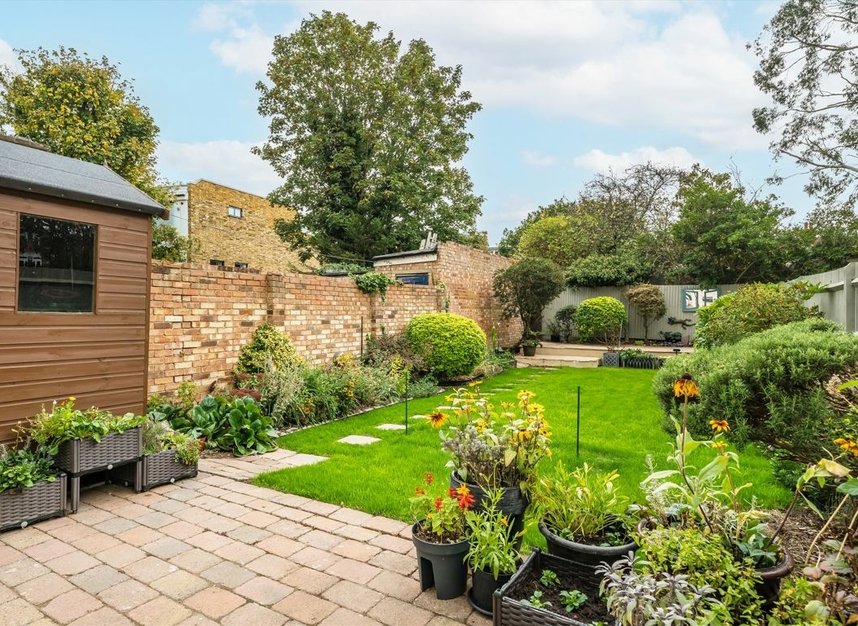 Properties for sale in Queens Road - SW19 8NY view1