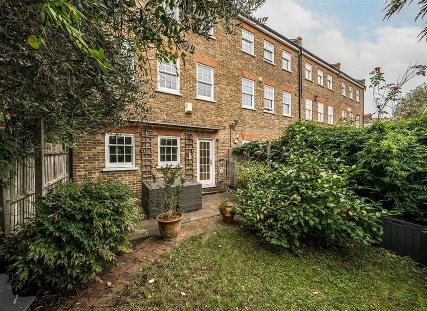 House For Sale In Regents Bridge Gardens, London, Sw8 (ref 240105 