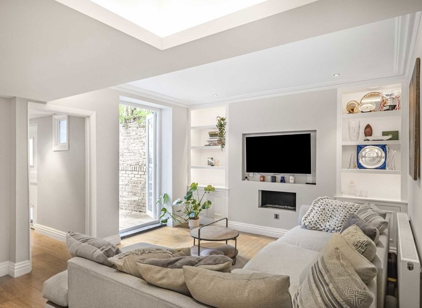 Properties for sale in Ringford Road - SW18 1RS view2