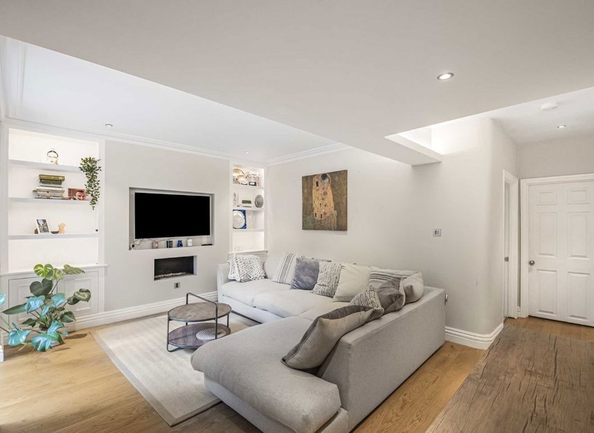 Properties for sale in Ringford Road - SW18 1RS view8