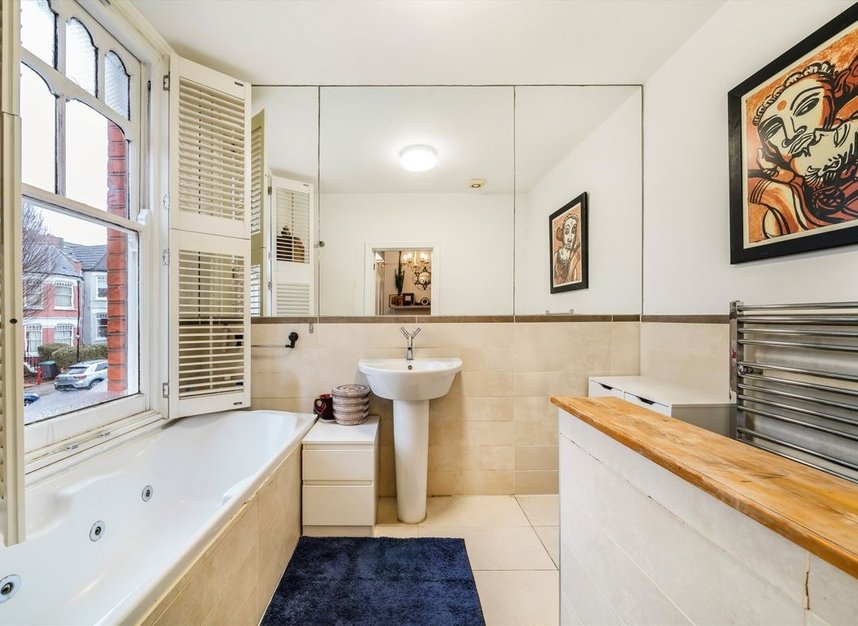 Properties for sale in Rosebery Road - N10 2LJ view9