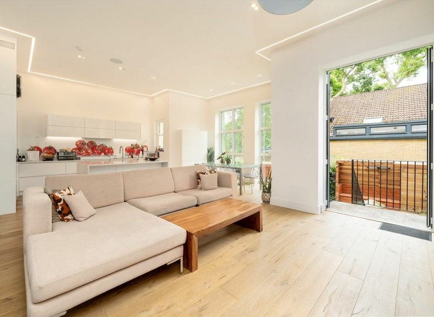 Properties for sale in Rosslyn Hill - NW3 5UJ view3