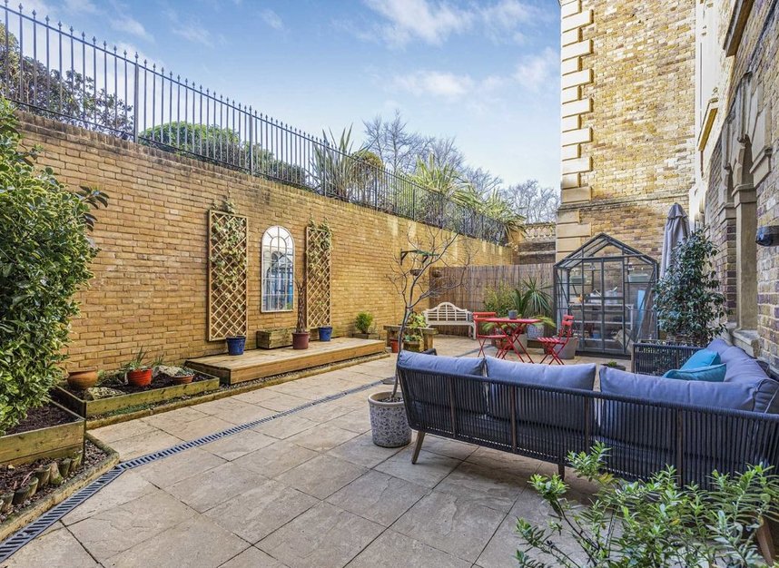 Flat for sale in Royal Drive, London, N11 (Ref 215019) Dexters