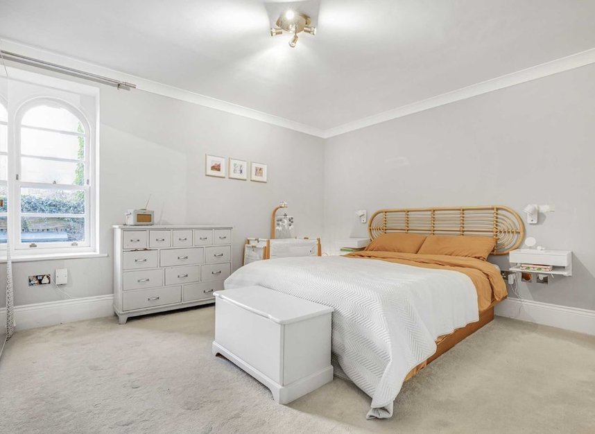 Flat for sale in Royal Drive, London, N11 (Ref 215019) Dexters