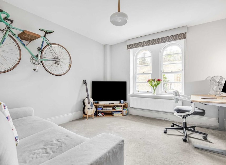 Flat for sale in Royal Drive, London, N11 (Ref 215019) Dexters