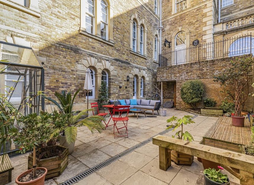 Flat for sale in Royal Drive, London, N11 (Ref 215019) Dexters