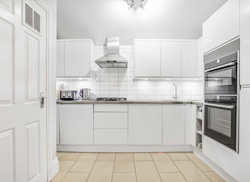 Flat for sale in Royal Drive, London, N11 (Ref 215019) Dexters