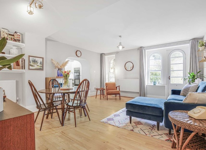 Flat for sale in Royal Drive, London, N11 (Ref 215019) Dexters