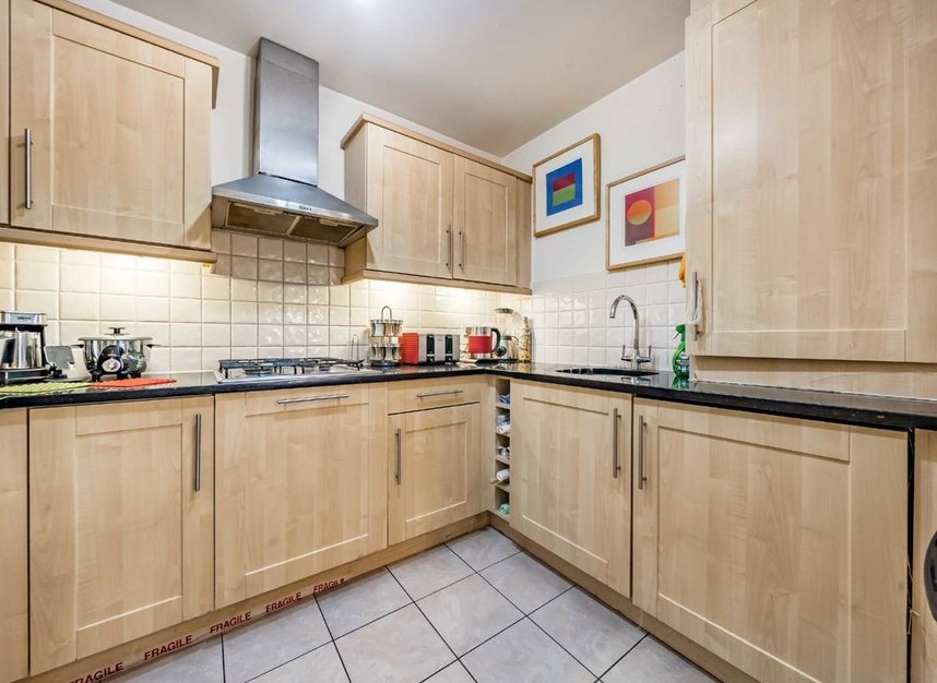 Properties for sale in Royal Drive - N11 3FT view3